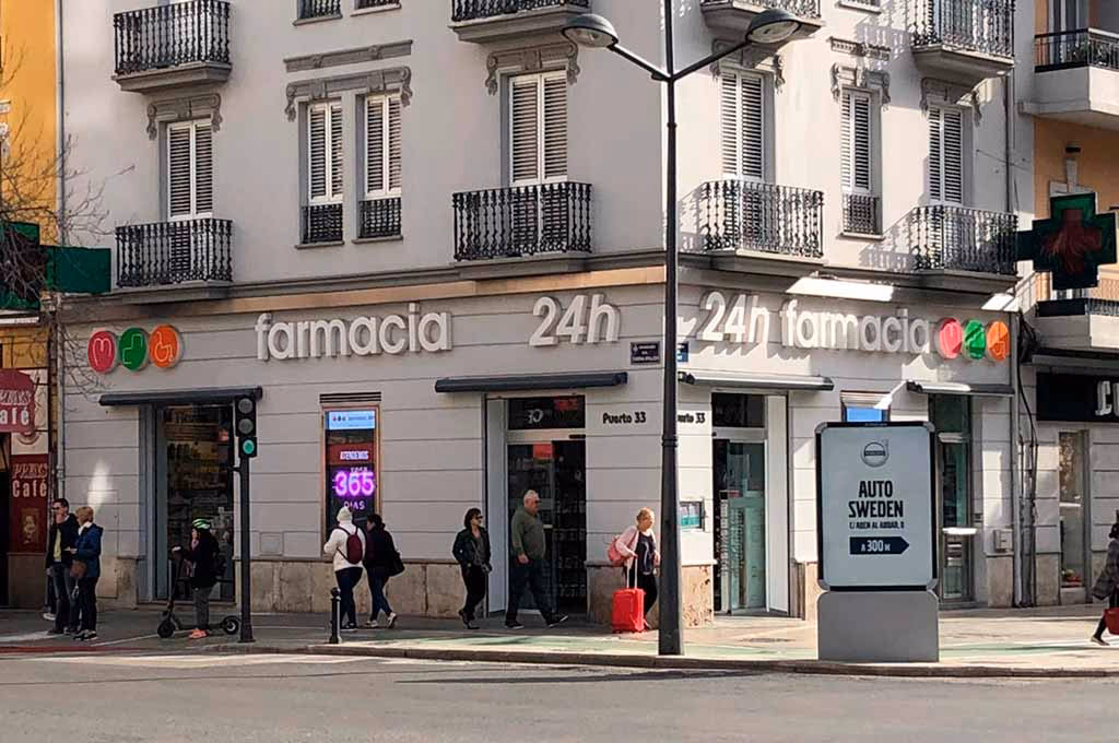 ¿Cuál es la dirección de la farmacia en Valencia?