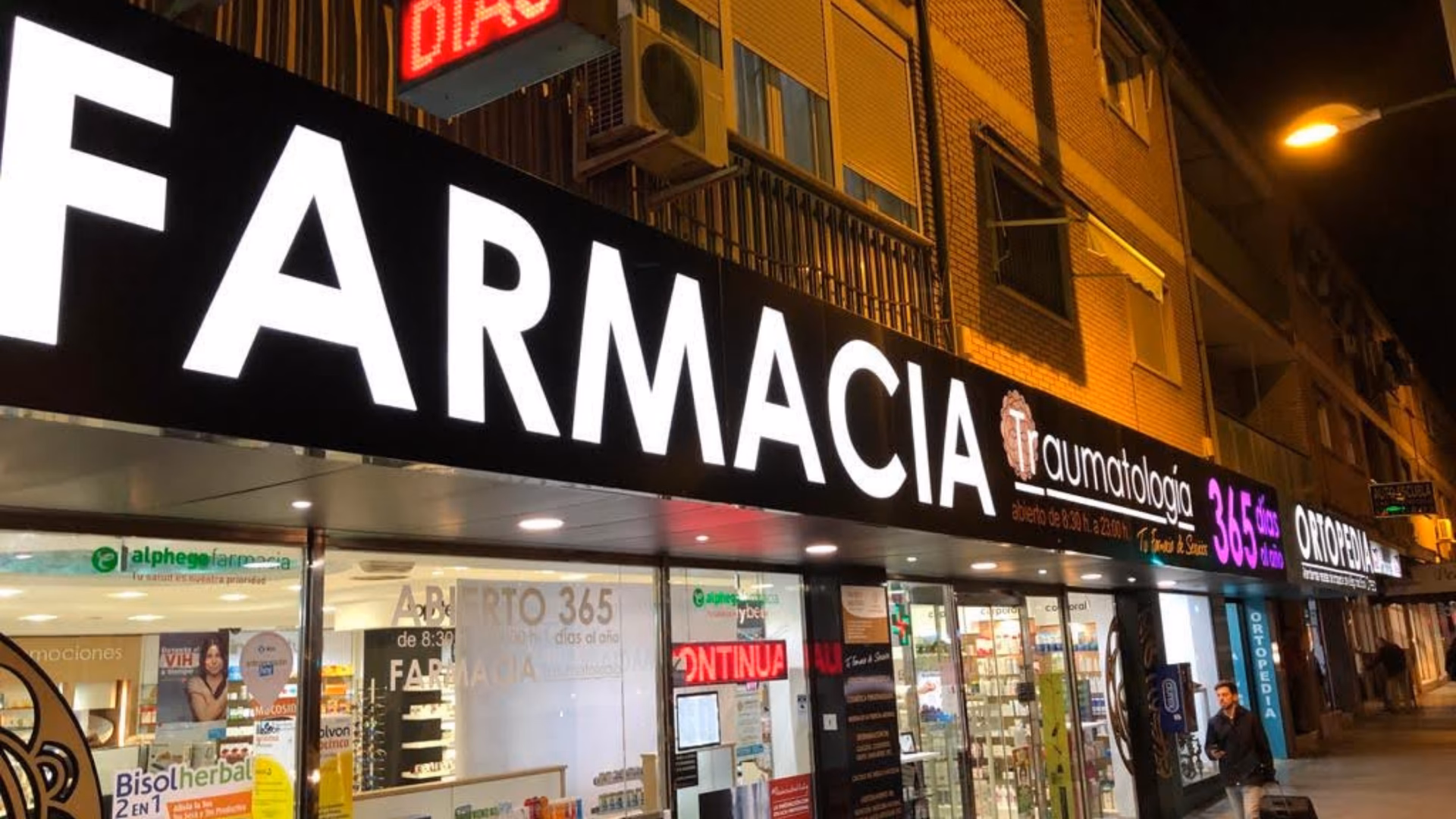 ¿Quién fundó la Facultad de Farmacia de Granada?