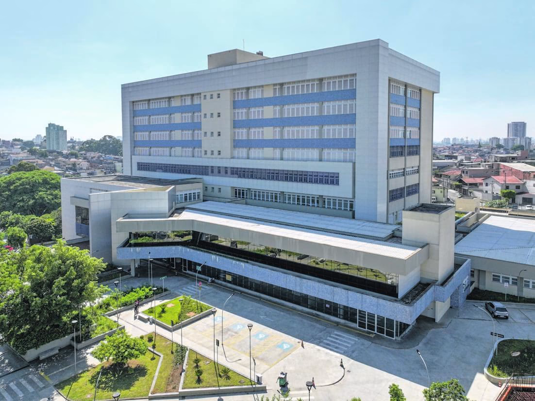 Qual é a primeira consulta no ambulatório do Instituto de Ortopedia e Traumatologia?