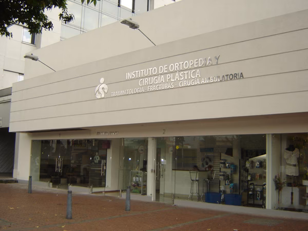 ¿Quién es el fundador del Instituto de cirugía plástica?