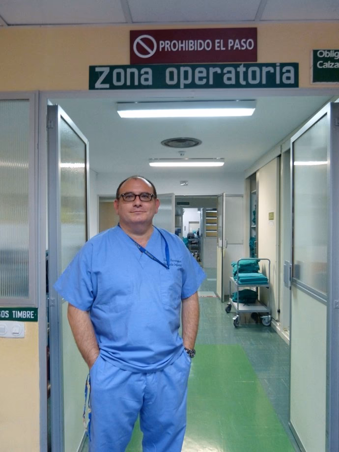 ¿Dónde se formó el especialista en traumatología y ortopedia?