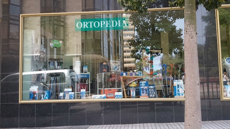 ¿Dónde puedo encontrar un centro policlínico cerca de calle Lomo la Plana?