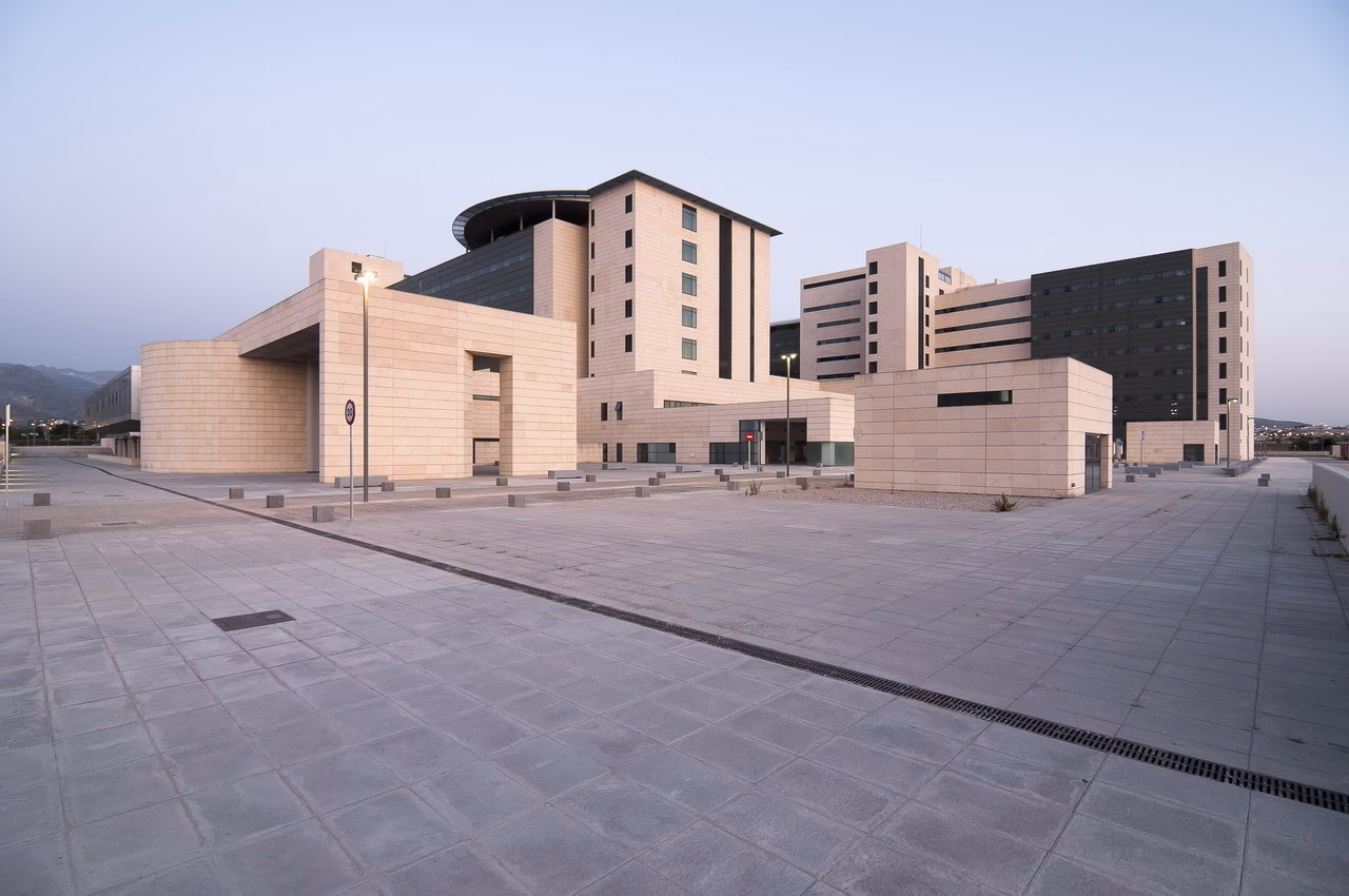 ¿Dónde se encuentra el Hospital Universitario Clínico San Cecilio Granada?