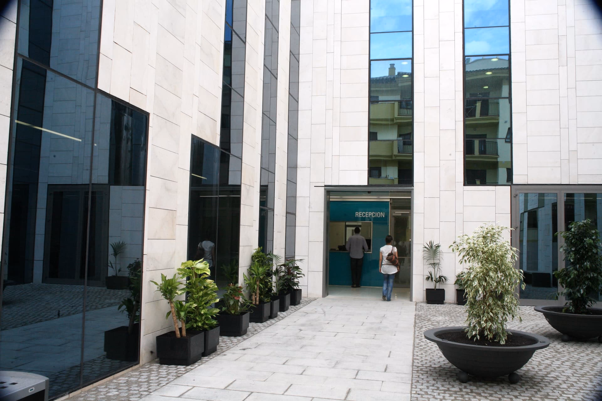 ¿Cuál es la estación de metro más cercana a Hospital Regional Universitario Carlos Haya en Málaga?