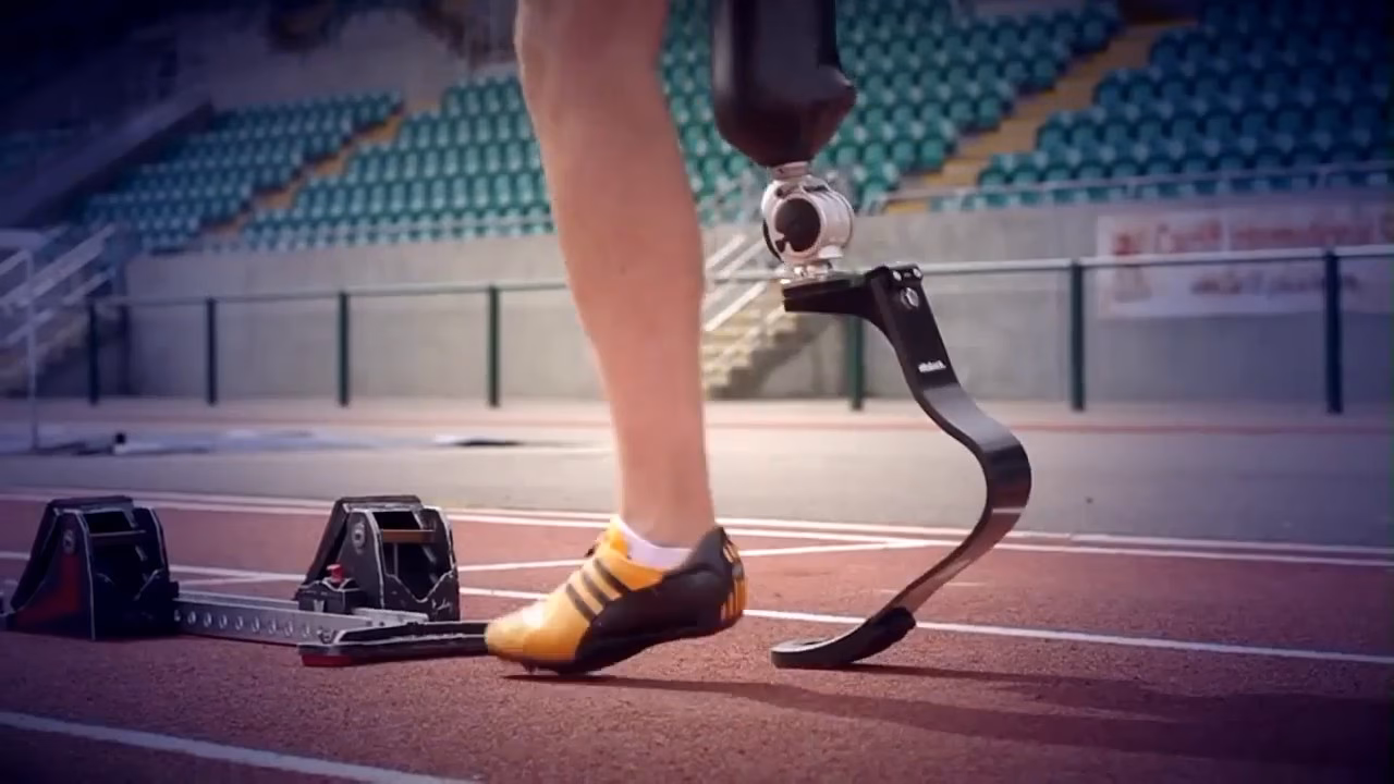 ¿Quién dirige la clínica de traumatología deportiva?