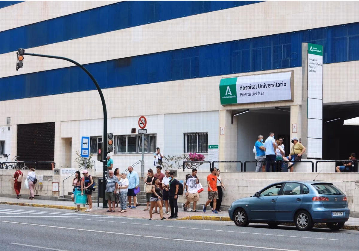 ¿Cuántos técnicos superiores hay en el Hospital Puerta del Mar?
