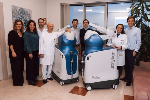 ¿Dónde se realizan las primeras cirugías ortopédicas asistidas con un robot inteligente?