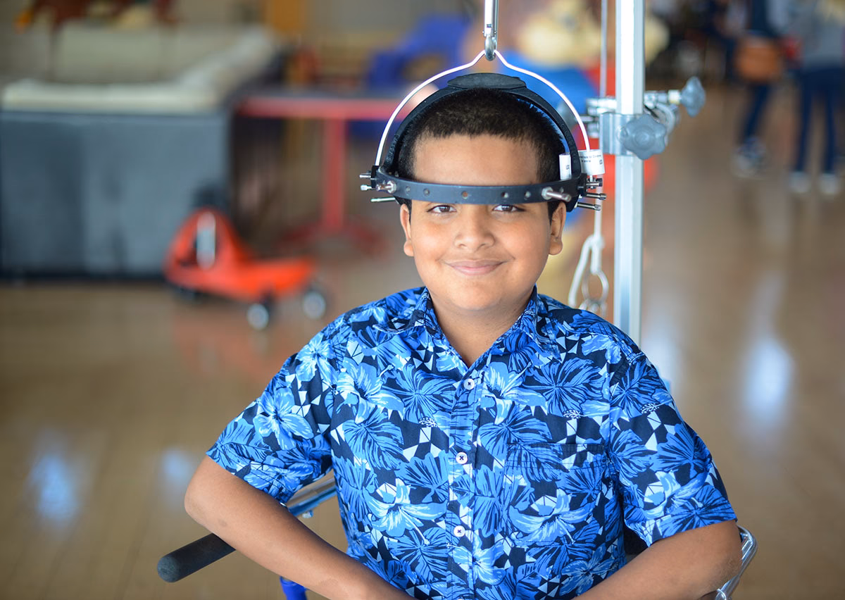 ¿Qué puede causar rigidez al mover la cabeza de un lado a otro?