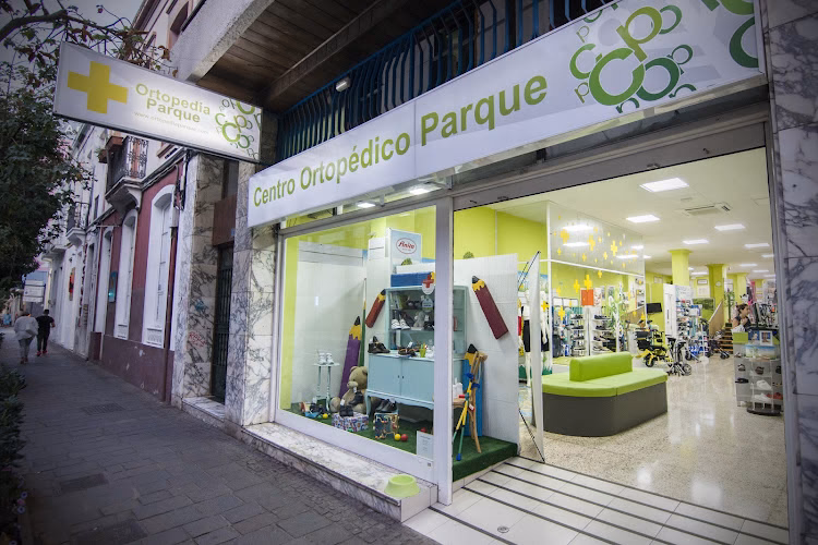 ¿Dónde se encuentra el centro de ortopedia del poblado?