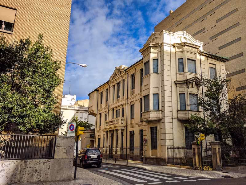 ¿Cuál es la parada de autobús más cercana a Paseo Sagasta en Zaragoza?